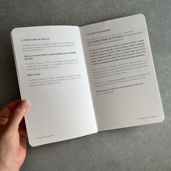 Interior libro de ceremonia con texto